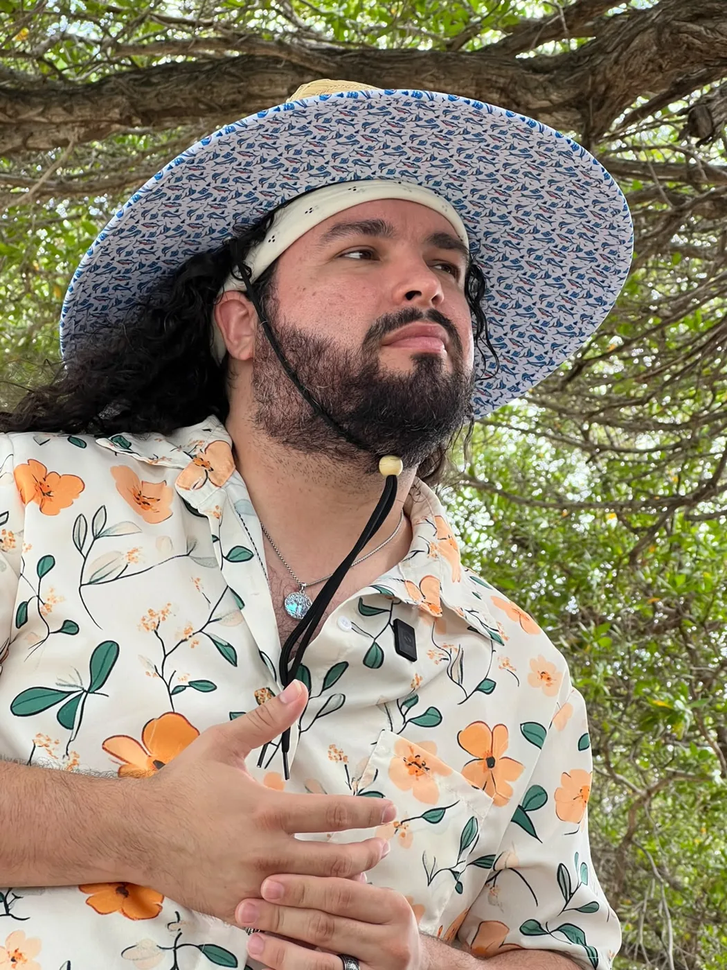 JEBET ta scucha un conversacion den naturalesa